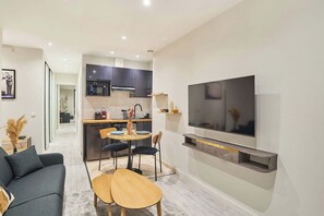 TV, offices - Spacious Studio Sacre Coeur-Montmartre (Paris)