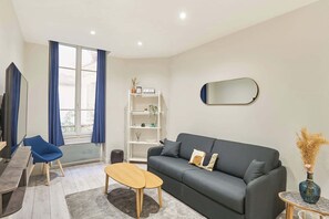 TV, offices - Spacious Studio Sacre Coeur-Montmartre (Paris)