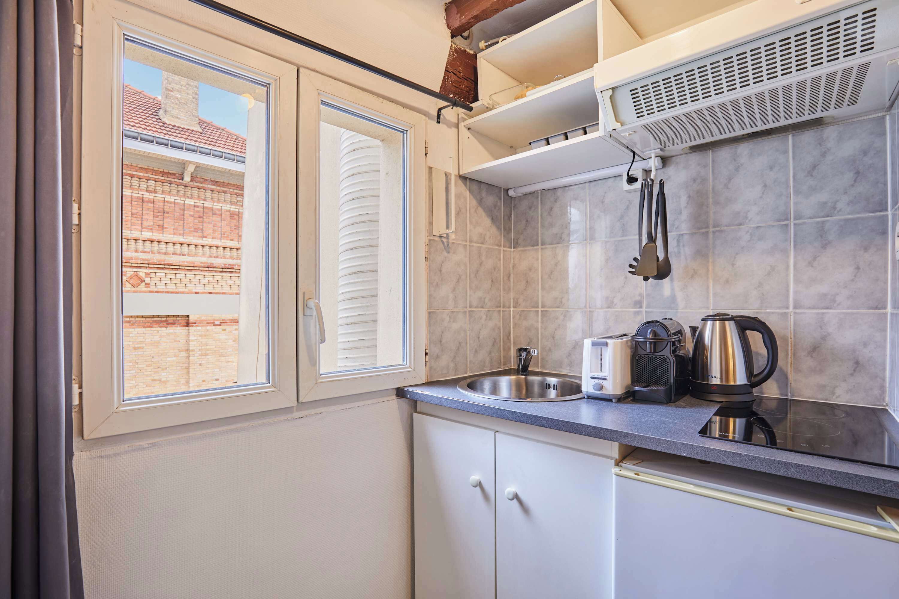 Refrigerador, microondas, cafetera/tetera, tostadora