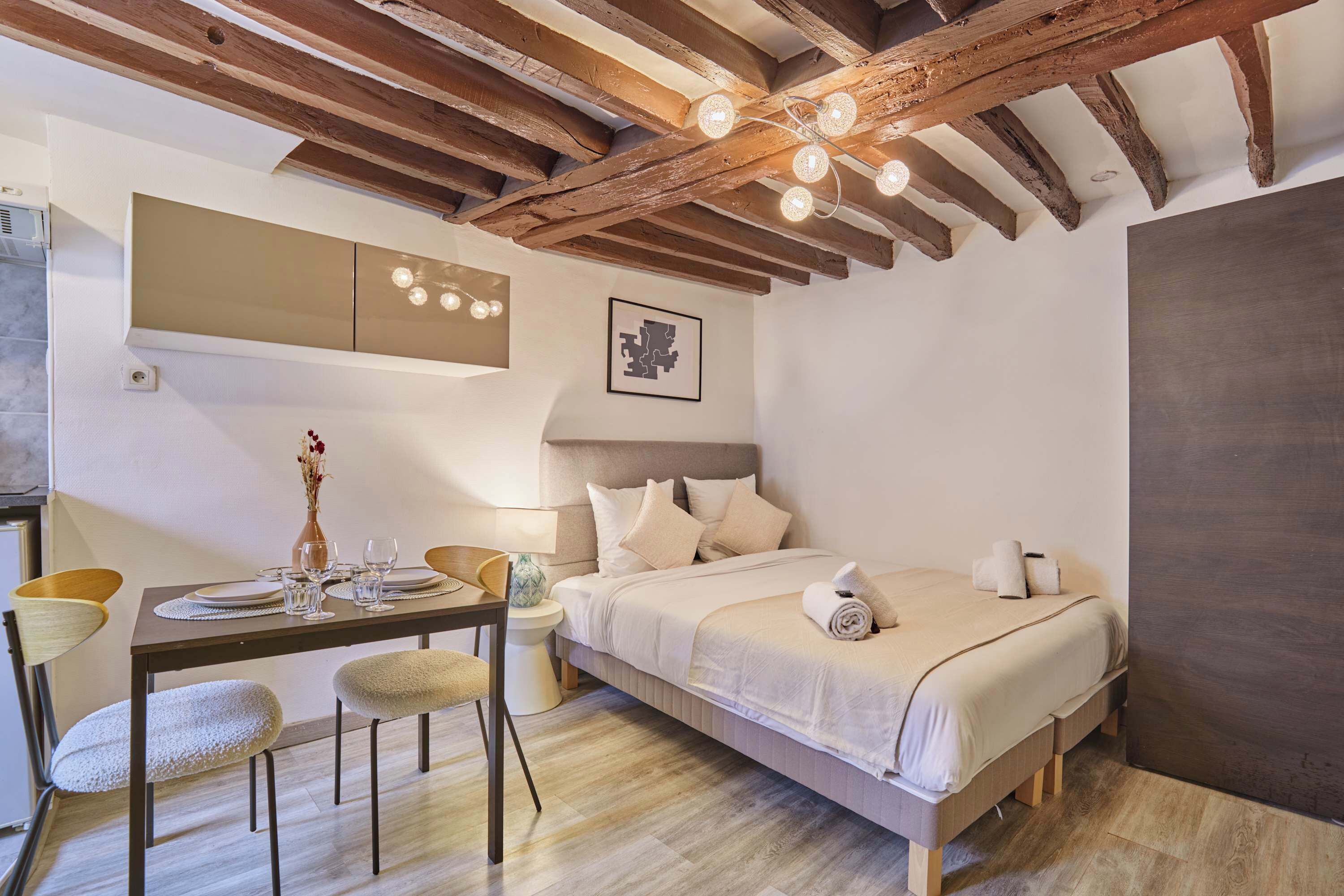 Tabla de planchar con plancha, wifi y ropa de cama 