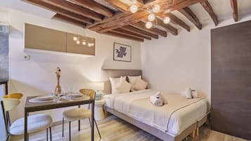 Tabla de planchar con plancha, wifi y ropa de cama