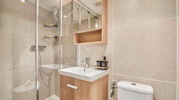 Ducha, secador de pelo, toallas