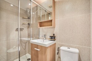 Ducha, secador de pelo, toallas