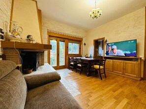 TV, fireplace - Encanto - Your retreat in Roccaraso with breathtaking mountain views (Roccaraso)