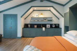 Internet, bed sheets - Sapphire Retreat • Stylish 1BR Suite + Hot Tub, Views, Ski Hill & Outdoor Living (Sapphire)