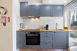 Frigorífic, microones, forn i placa de cuina 