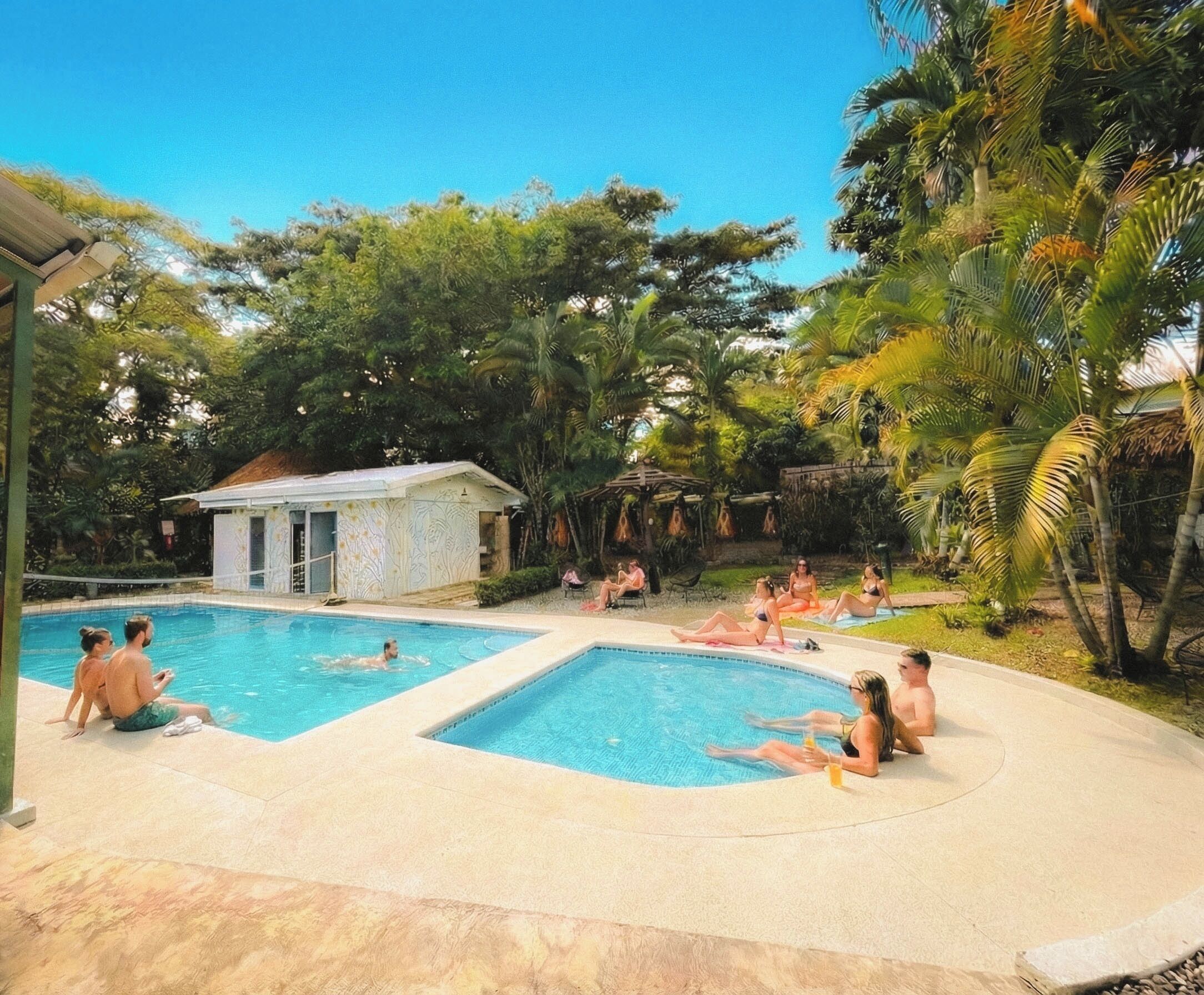 Una piscina al aire libre