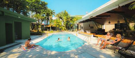 สระว่ายน้ำกลางแจ้ง