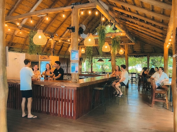 Bar (on property) - Viajero La Fortuna Hostel (La Fortuna)