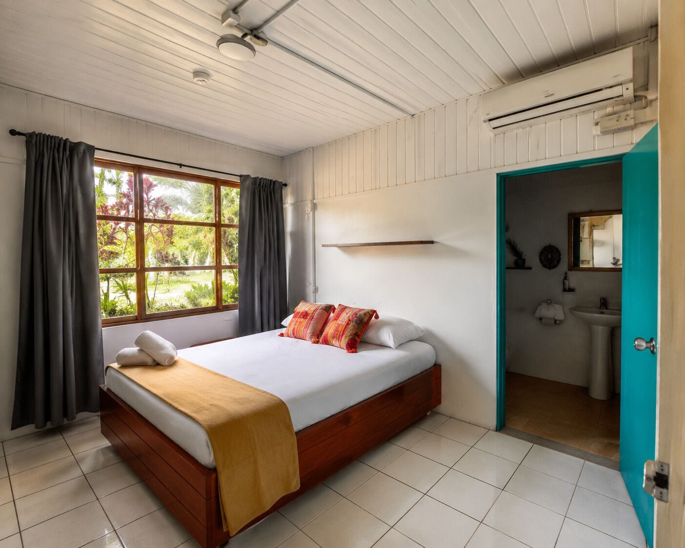 Free WiFi, bed sheets