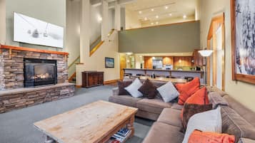 Televisión y chimenea