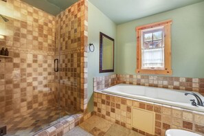 Hiustenkuivaaja, pyyhkeet, saippua, vessapaperi