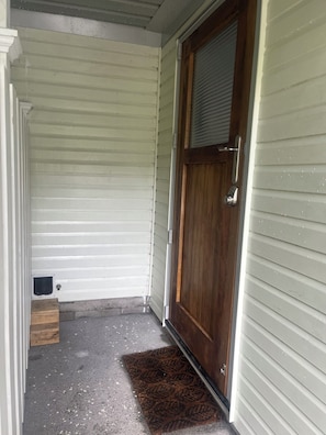 Exterior detail - Walk to Western Springs and Eden Park! Vibrant studio, with lovely courtyard. (Auckland)