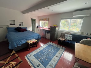 WiFi, bed sheets - Walk to Western Springs and Eden Park! Vibrant studio, with lovely courtyard. (Auckland)