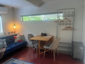 Dining - Walk to Western Springs and Eden Park! Vibrant studio, with lovely courtyard. (Auckland)