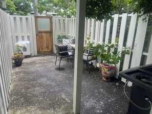 Outdoor dining - Walk to Western Springs and Eden Park! Vibrant studio, with lovely courtyard. (Auckland)