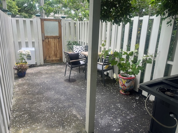 Outdoor dining - Walk to Western Springs and Eden Park! Vibrant studio, with lovely courtyard. (Auckland)