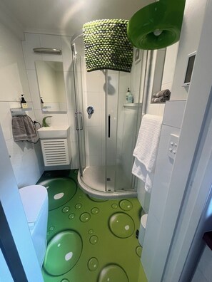 Ducha, secador de pelo, toallas y jabón