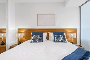 1 bedroom, iron/ironing board, WiFi, bed sheets - Marina Vista—Waterfront Stay near Dining & Markets (Cairns)