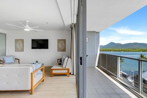 Ein Balkon mit Blick auf ein Gewässer und Berge.