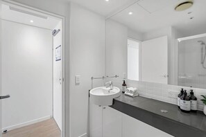 Shower, hair dryer, shampoo - Marina Vista—Waterfront Stay near Dining & Markets (Cairns)