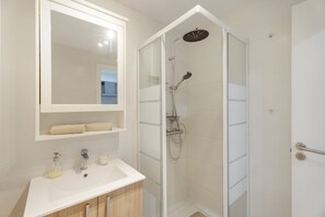 Shower, hair dryer, towels - One-Bedroom Apartment in Los Cristianos (Arona)
