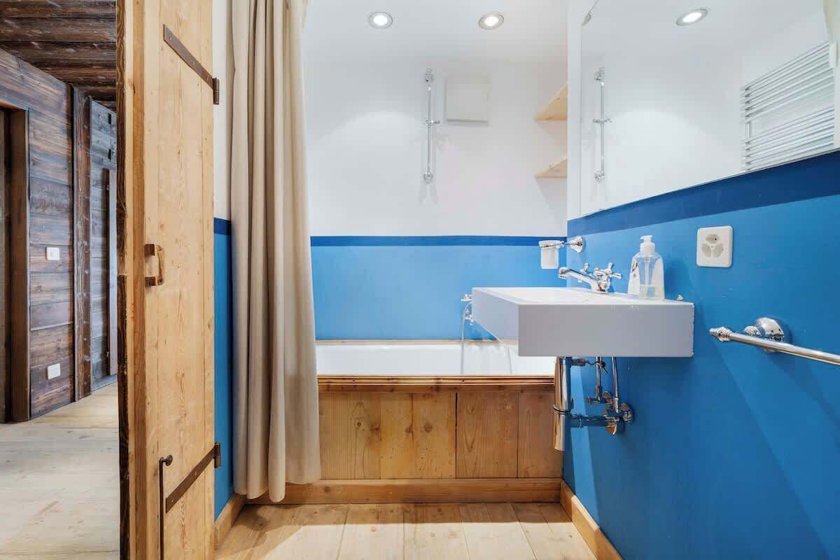 Een douche, een haardroger, handdoeken, zeep