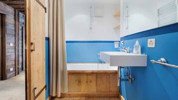 Een douche, een haardroger, handdoeken, zeep