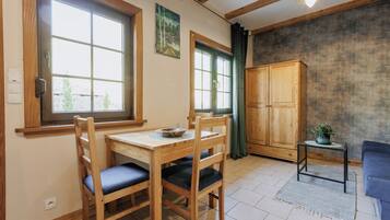 Apartment, Balkon, Seeblick | Wohnbereich