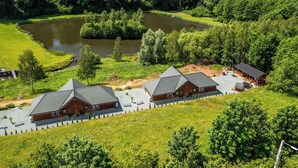 A lodge with two main buildings, a pond, and surrounding greenery. - Jesteśmy Na Ty Apartamenty Lewin Kłodzki (gmina Lewin Kłodzki)