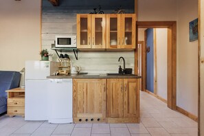 شقة - بشرفة - منظر للبحيرة | مطبخ خاص | ثلاجة، ميكروويف، موقد طهي مسطح، غسالة أطباق