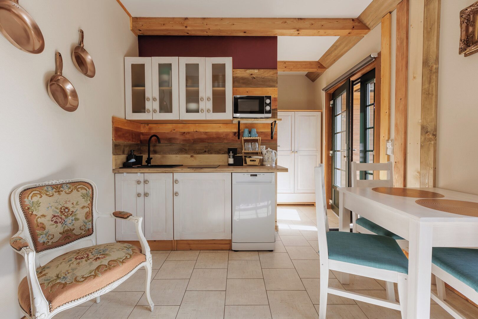 Apartment with balcony C4 | 専用キッチン | 冷蔵庫、電子レンジ、コンロ、食器洗い機