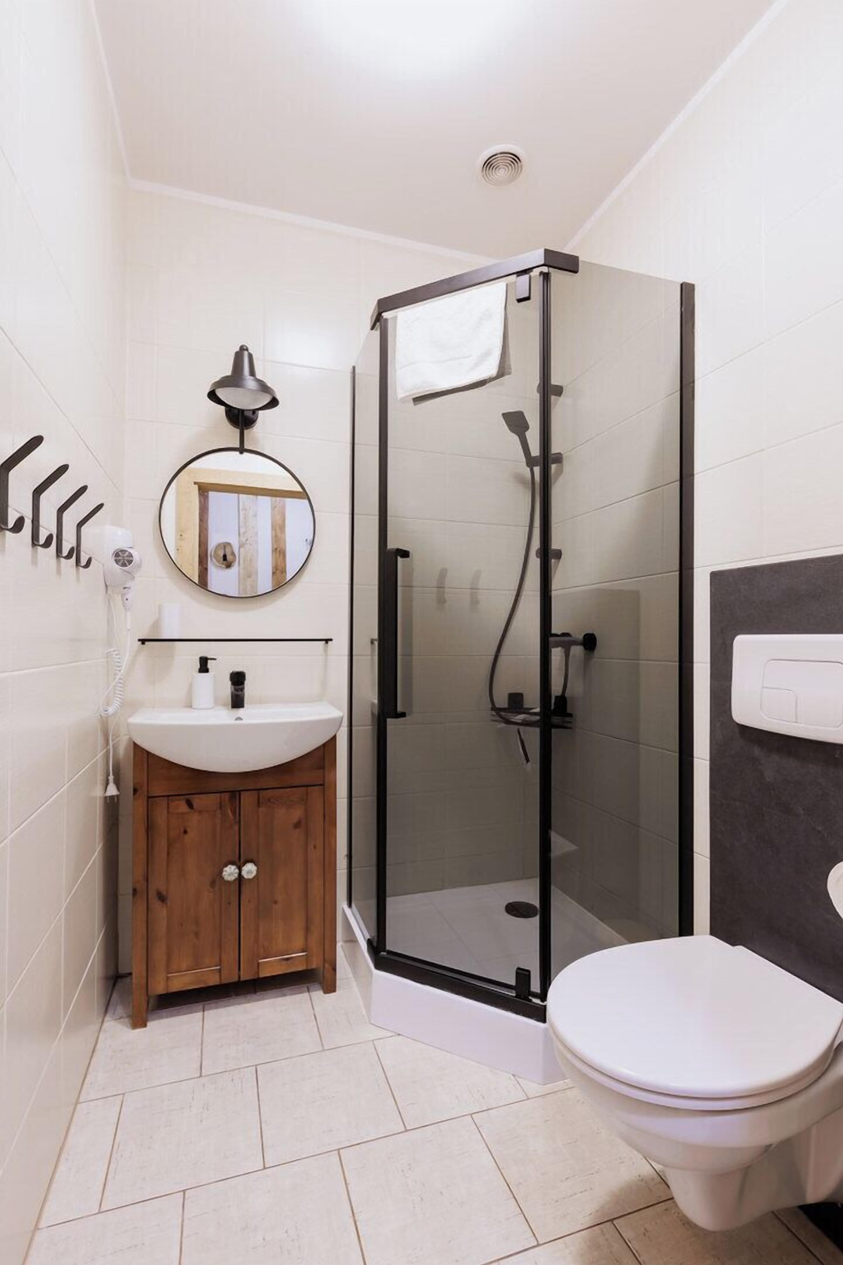 Ducha, toallas, jabón, papel higiénico