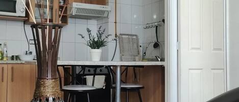 Comfort Apartment, Patio, Courtyard View | Dining room