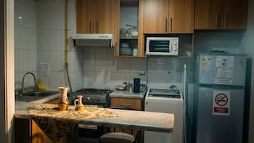 Apartamento família, 2 quartos, varanda, vista para a cidade | Cozinha privada | Chaleira elétrica