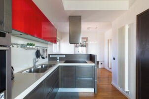 Cafetera expreso, refrigerador con freezer, horno, placa de cocina