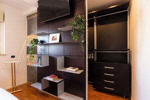 Habitación doble Confort, vista a la ciudad | Tabla de planchar con plancha y wifi gratis