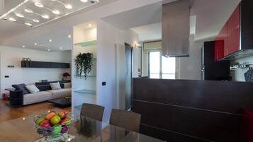 Refrigerador con freezer, horno, placa de cocina, lavavajillas