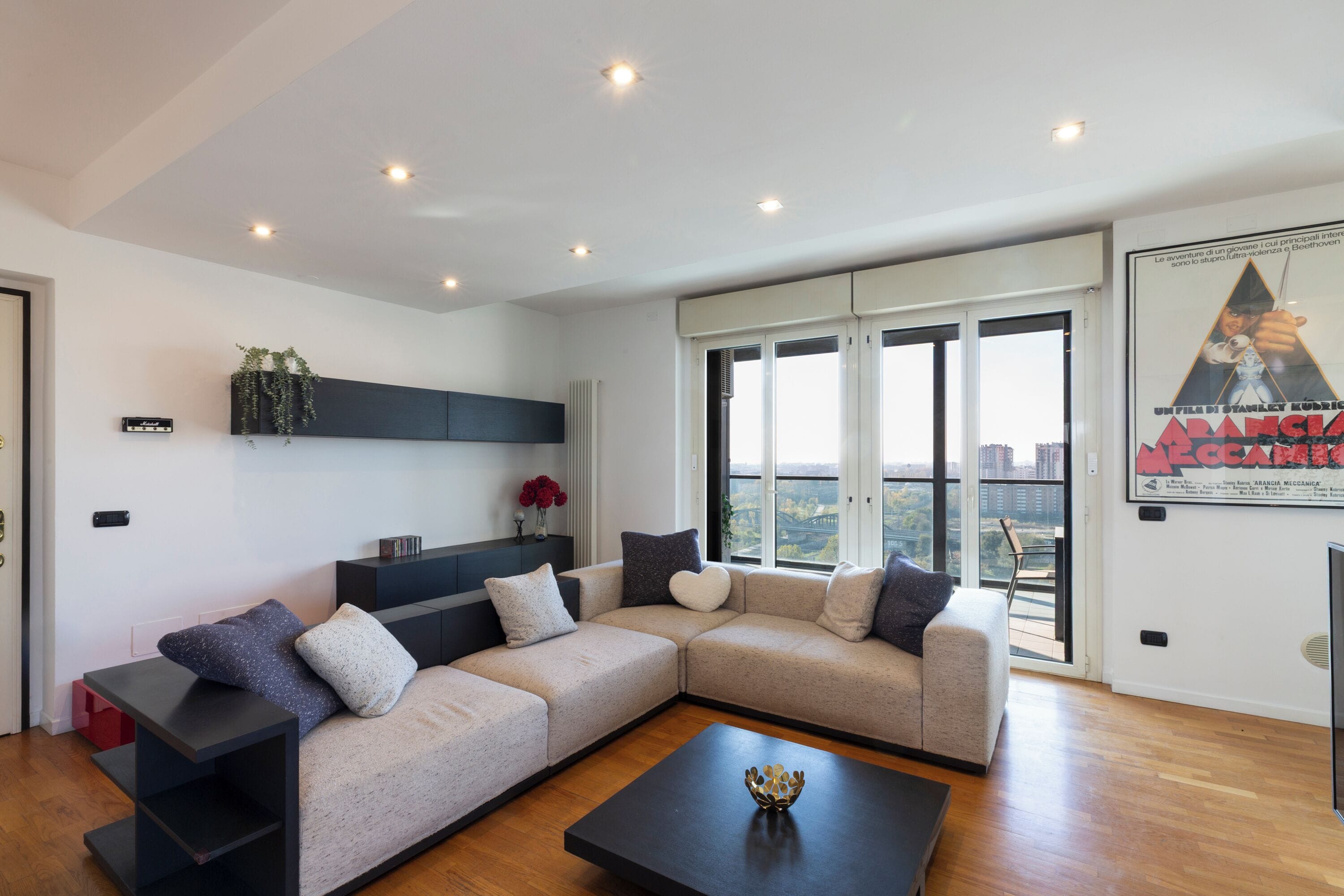 Comfort Double Room, City View | Ruang tamu | 65 inci sebuah televisyen pintar dengan digital 