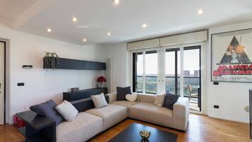 Habitación doble Confort, vista a la ciudad | Área de sala de estar | Smart TV de 65 pulgadas con canales digitales