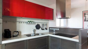 Refrigerador con freezer, horno, placa de cocina, lavavajillas