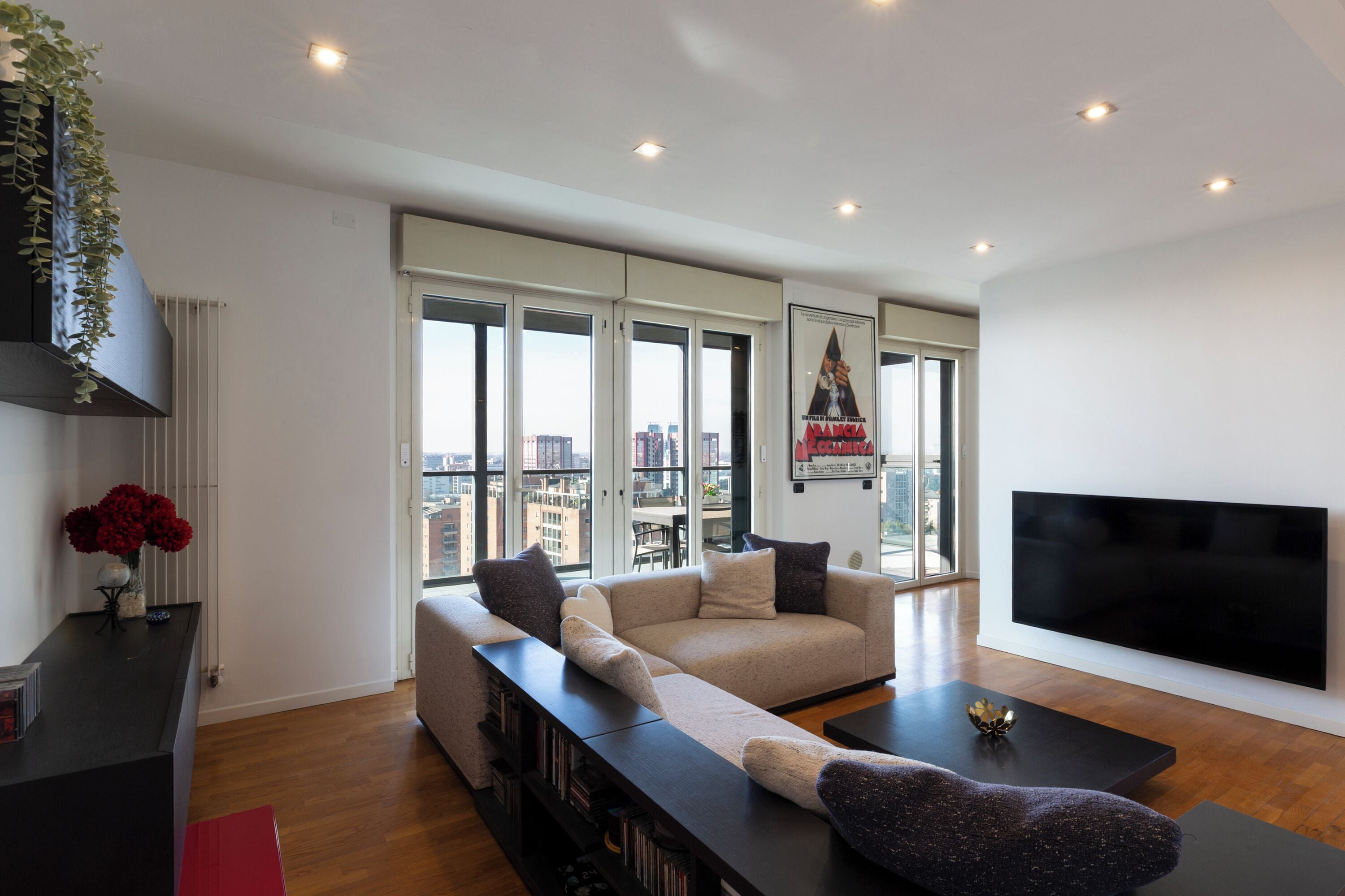 Comfort-herbergi með tvíbreiðu rúmi - borgarsýn | Stofa | 65-tommu snjallsjónvarp með stafrænum rásum