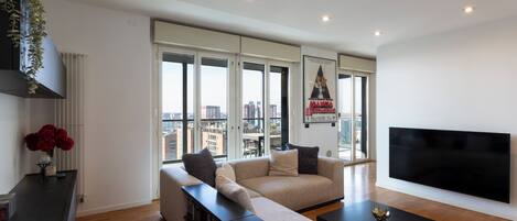 Comfort-herbergi með tvíbreiðu rúmi - borgarsýn | Stofa | 65-tommu snjallsjónvarp með stafrænum rásum