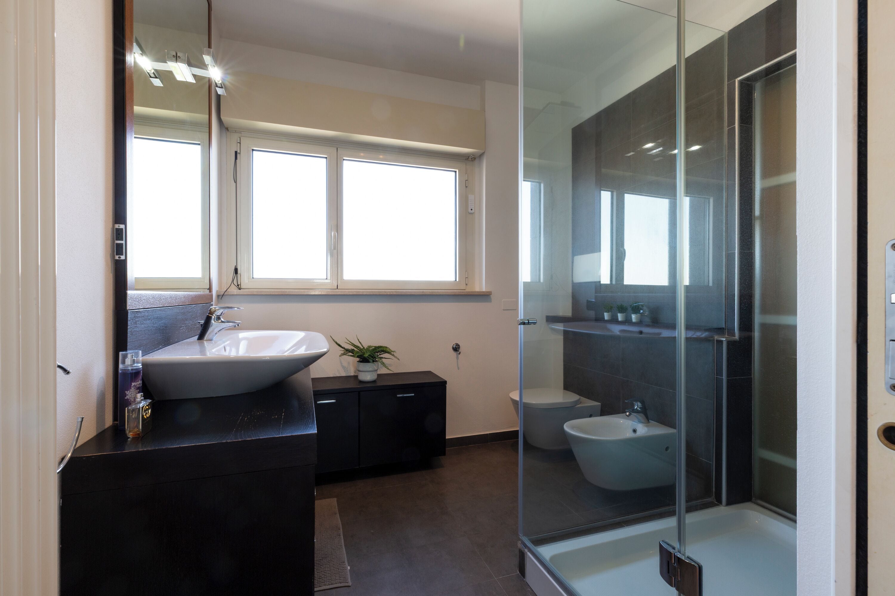 Chambre Double Confort, vue ville | Salle de bain | Articles de toilette gratuits, sèche-cheveux, serviettes fournies, savon