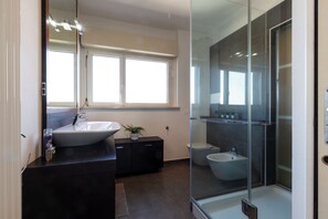 Comfort tweepersoonskamer, uitzicht op stad | Badkamer | Gratis toiletartikelen, een haardroger, handdoeken, zeep
