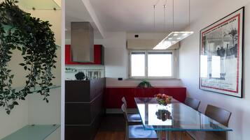 Habitación Confort doble, vistas a la ciudad | Cocina privada | Frigorífico grande, horno, placa de cocina y lavavajillas