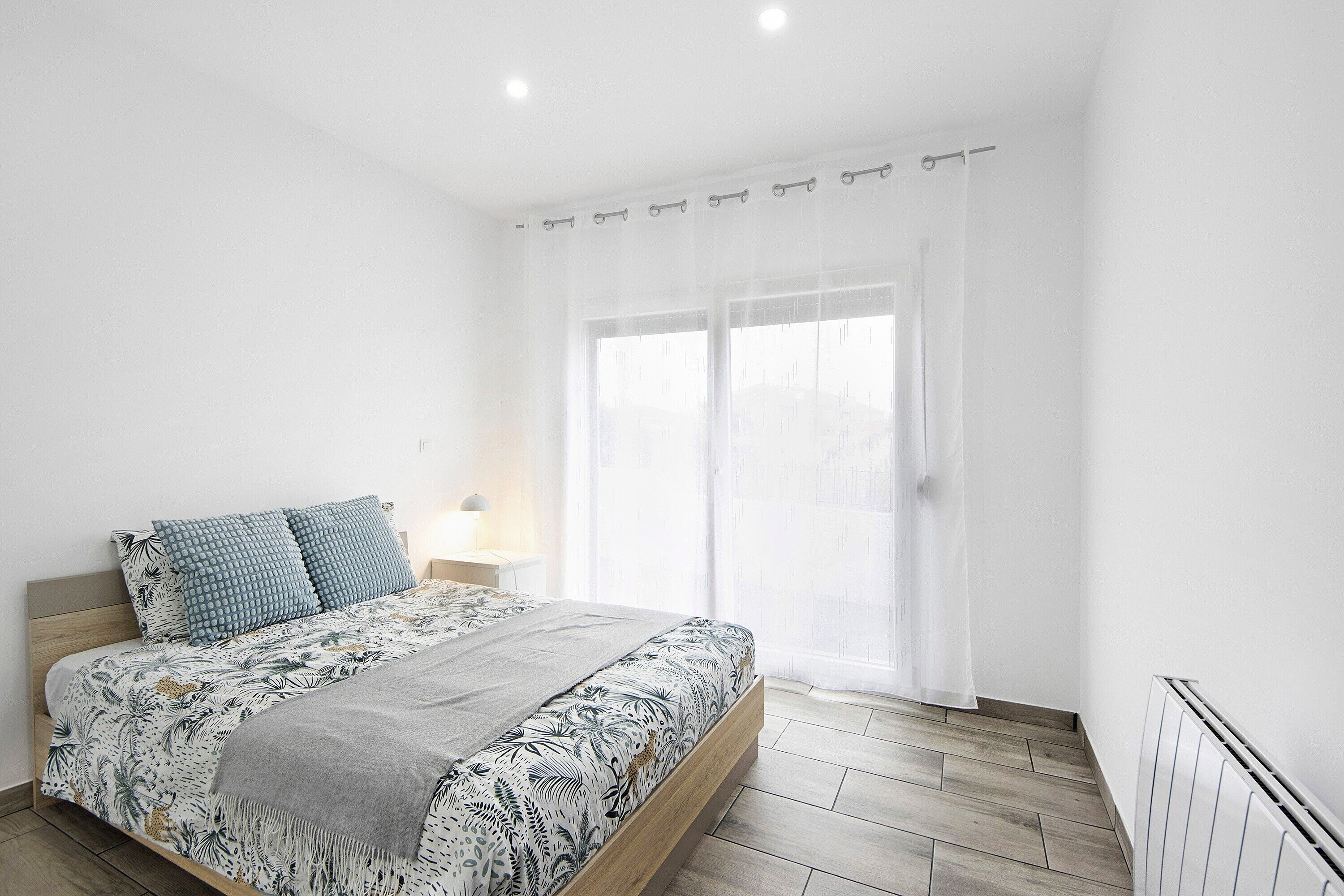 Tabla de planchar con plancha, wifi, ropa de cama