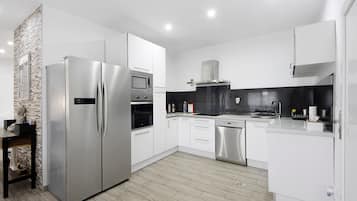 Køleskab, mikrobølgeovn, ovn, kogeplade