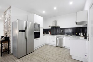 Fridge, microwave, oven, stovetop - Guesthouse dos Limites – Espinho (Espinho)