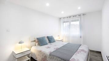 Iron/ironing board, WiFi, bed sheets